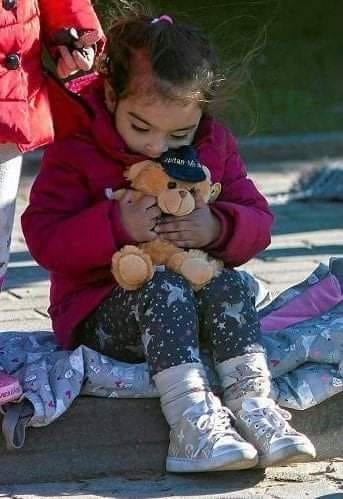 Może być zdjęciem przedstawiającym dziecko, stoi i na świeżym powietrzu