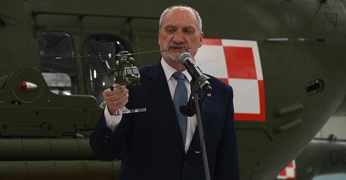 Macierewicz zlecił inwigilację amerykańskich dyplomatów? Sensacyjne doniesienia zza oceanu - Crowd Media