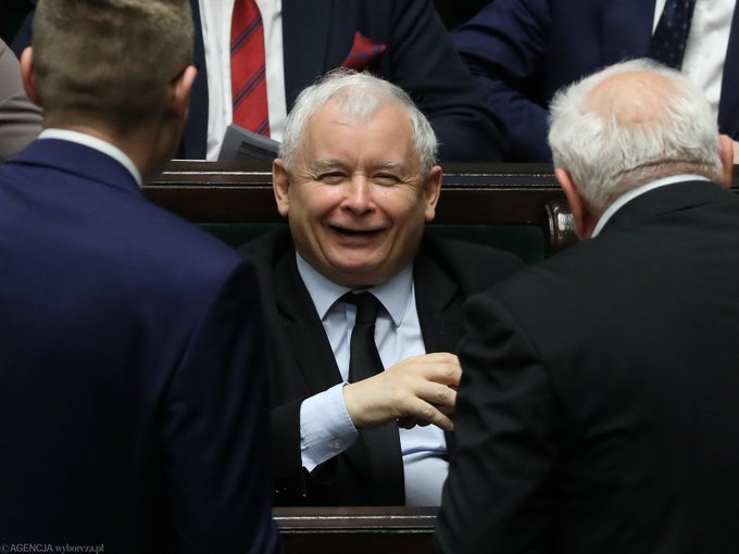 FbouAAHaUAAbzA7?format=jpg&name=small