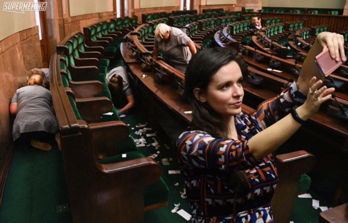 FV37sjrWQAI0Eo_?format=jpg&name=small