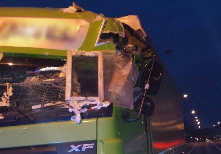 W czwartek po godz. 17 białostocka drogówka otrzymała informację o tym, że obwodnicą Białegostoku jedzie ciężarówka ze zniszczoną kabiną i uszkodzoną