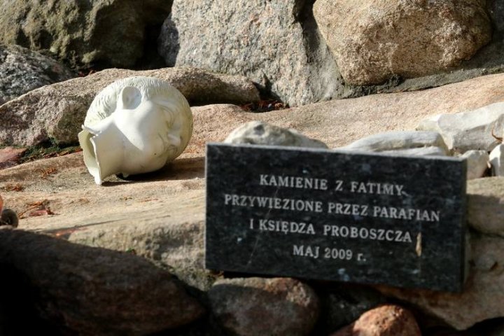 Zniszczone figury przy Grocie Matki Boskiej Fatimskiej przy kościele w podwrocławskiej Chrząstawie Wielkiej