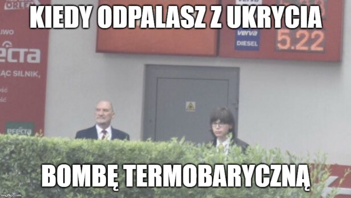 Et4T_AFWgAQlVCh?format=png&name=900x900