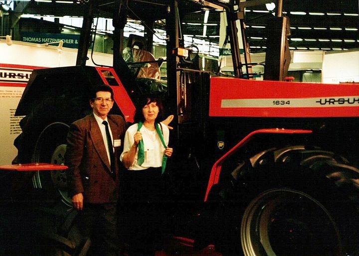 Może być zdjęciem przedstawiającym 2 osoby, kombajn i tekst