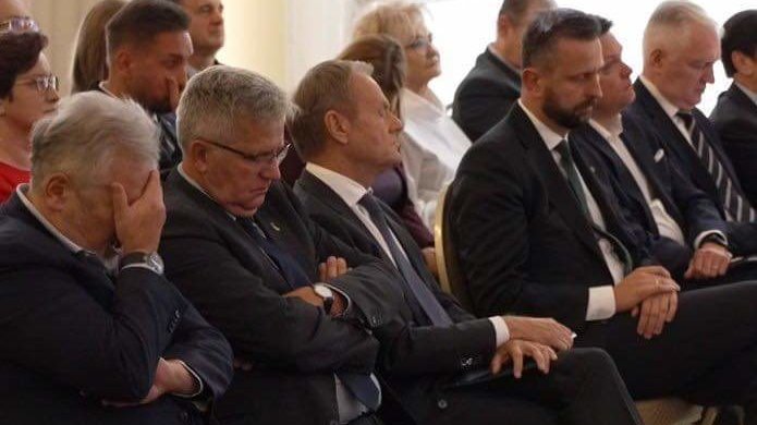 Zmęczeni przedstawiciele opozycji na spotkaniu. Screen z transmisji wydarzenia