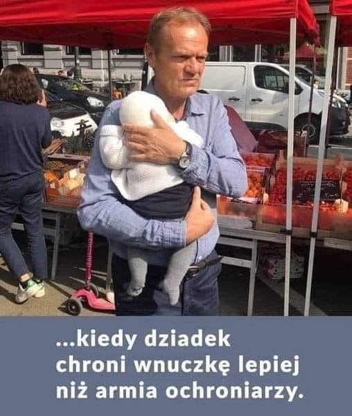 Może być zdjęciem przedstawiającym 2 osoby i tekst „...kiedy dziadek chroni wnuczkę lepiej niż armia ochroniarzy.”