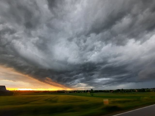 Może być zdjęciem przedstawiającym przyroda i chmura