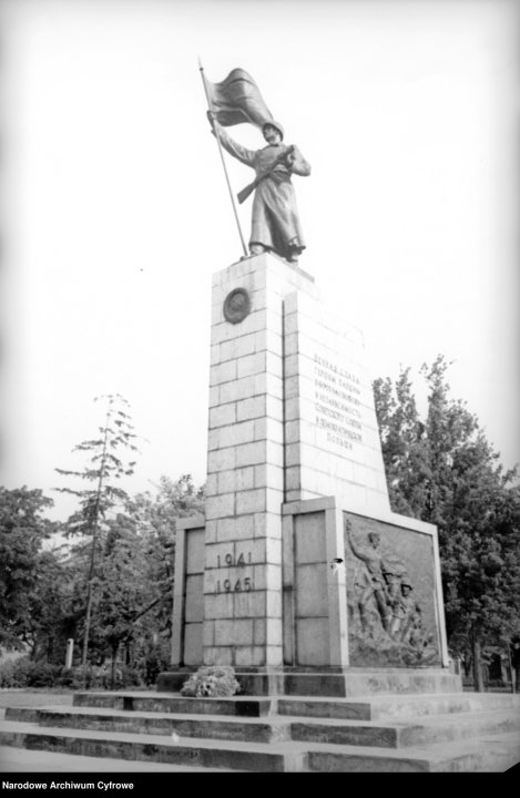 Może być czarno-białym zdjęciem przedstawiającym pomnik i tekst