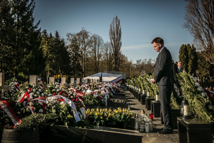 EVO4iSNUMAEwV0p?format=jpg%26name=large&