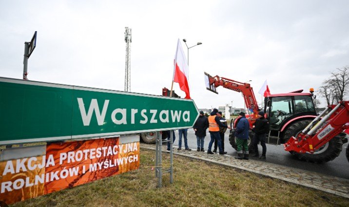 Może być zdjęciem przedstawiającym 4 osoby i tekst