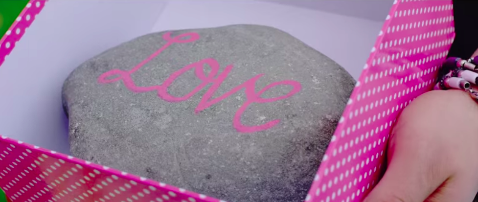 Znalezione obrazy dla zapytania kamień z napisem love