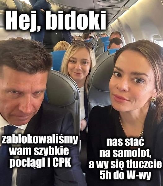 Może być zdjęciem przedstawiającym 3 osoby i tekst „., bidoki zablokowaliśmy wam szybkie pociągi i CPK nas nasstać stać na samolot, a wy się tłuczcie 5h do W-wy”