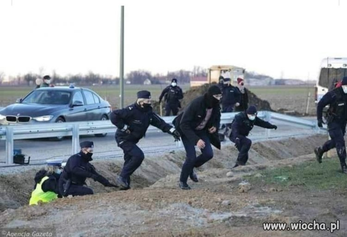 Ev5J3nnWEAI26Rr?format=png&name=small