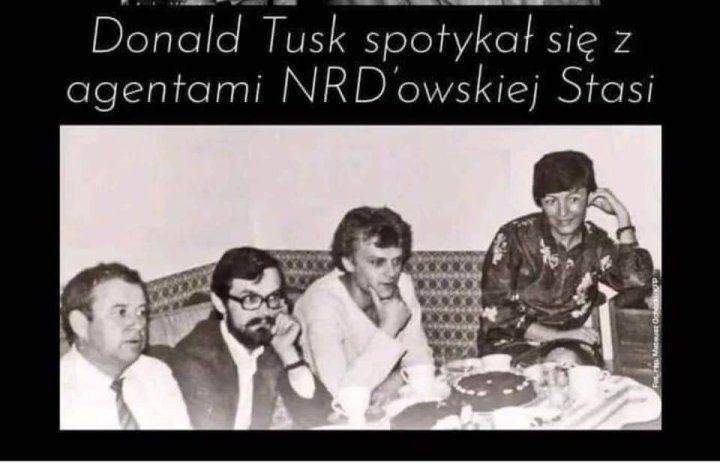 Może być zdjęciem przedstawiającym 4 osoby i tekst „Donald Tusk spotykat się Z agentami NRD owskiej Stasi”