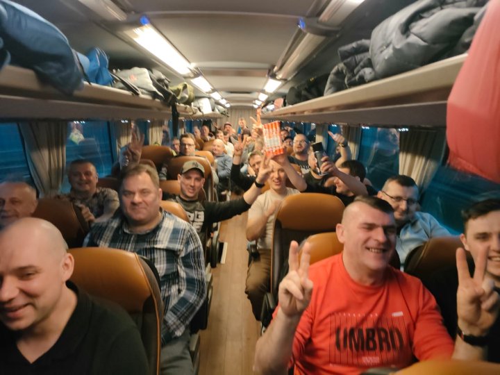 Może być zdjęciem przedstawiającym 4 osoby i pociąg