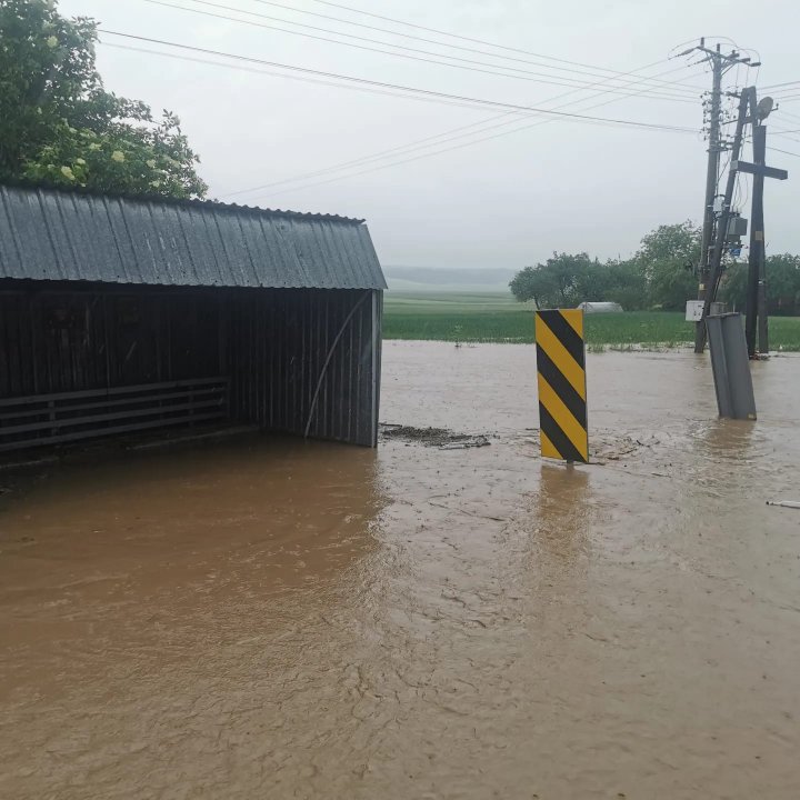 Może być zdjęciem przedstawiającym zbiornik wodny