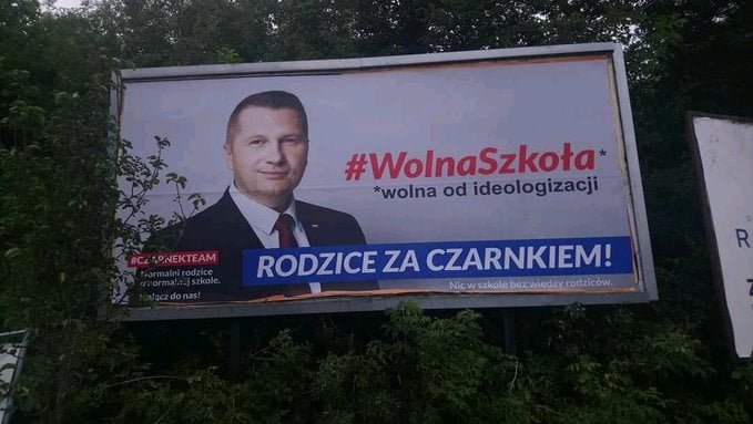 Może być zdjęciem przedstawiającym 1 osoba, stoi, na świeżym powietrzu i tekst