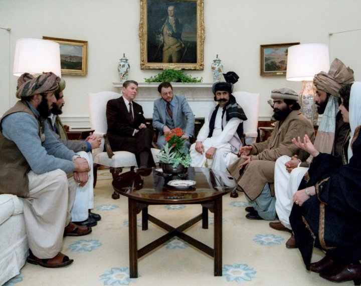 Może być zdjęciem przedstawiającym 4 osoby, ludzie siedzą i w budynku