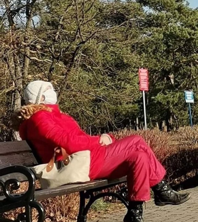 Może być zdjęciem przedstawiającym 1 osoba, siedzi, na świeżym powietrzu i drzewo