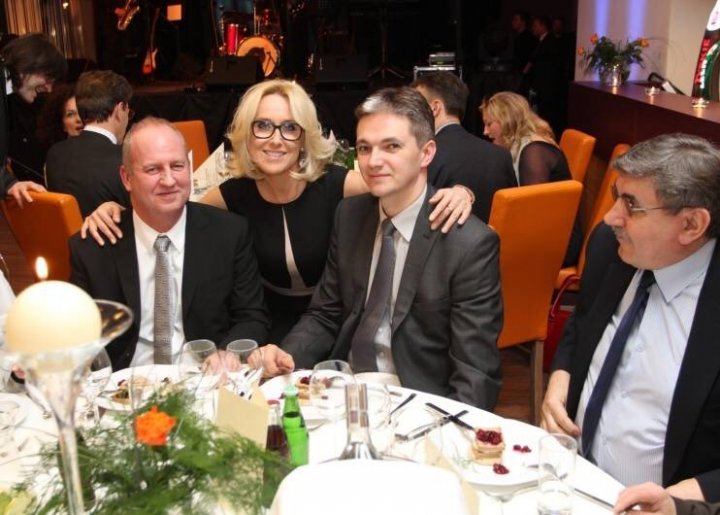 Etn_oTHXEAciNCo?format=jpg&name=900x900