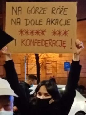 Obraz może zawierać: co najmniej jedna osoba, tekst „NA GÓRZE RÓŻE NA DOLE AKACJE ***** ** KONFEDERACJĘ”