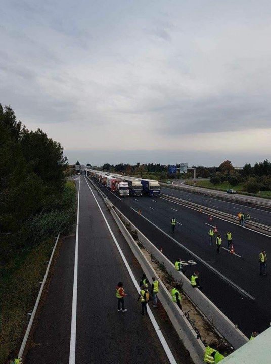 Może być zdjęciem przedstawiającym 7 osób, ludzie stoją i droga