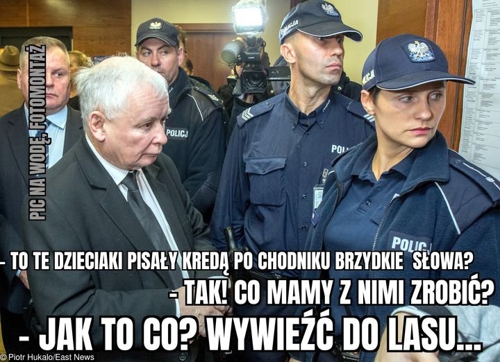 Może być zdjęciem przedstawiającym 5 osób i tekst „PIUGJA POLICJ OO WODE NA PIC POL POLIG! TO TE DZIECIAKI PISAŁYKREDĄ PO CHODNIKU BRZYDKIE SŁOWA? TAK! CO MAMY z NIMI ZROBIĆ? -JAK TO CO? WYWIEŻĆ DO LASU... © Piotr Hukalo/East News”