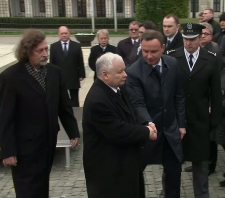 Nie, Andrzej Duda nie całuje w rękę Jarosława Kaczyńskiego