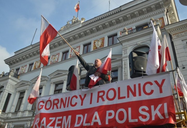 Może być zdjęciem przedstawiającym 1 osoba i tekst „1 GÓRNICY ROLNICY RAZEM DLA POLSKI”