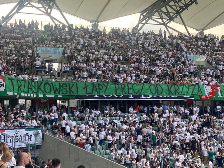 Może być zdjęciem przedstawiającym 1 osoba, gra w piłkę nożną, tłum i tekst