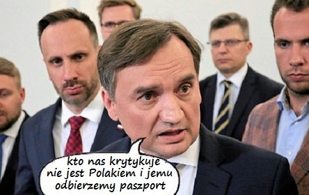 Może być zdjęciem przedstawiającym 4 osoby i tekst „kto nas krytykuje nie jest Polakiem ijemu odbierzemy paszport”