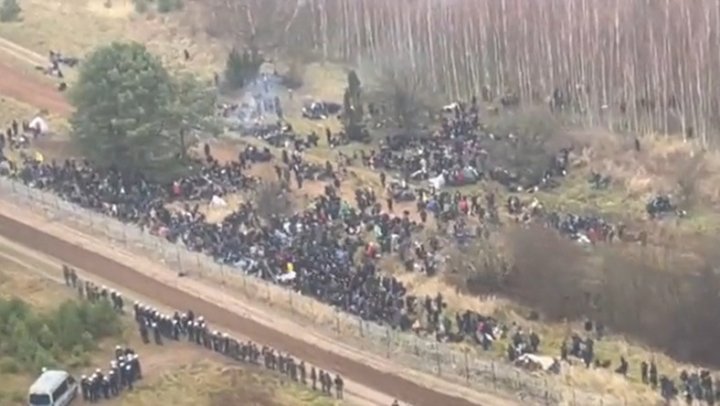 Setki imigrantów maszerują w stronę granicy [NA ŻYWO]