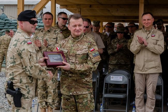 Ucho prezesa&quot; wyprzedziło rzeczywistość. Wszystko za sprawą munduru  Mariusza Błaszczaka - WP Wiadomości