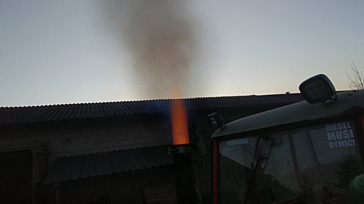 Ursus C-330 zepsuty wtrysk // objawy // ogień z tłumika i kopcenie - YouTube