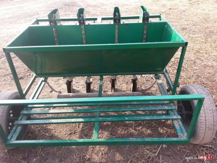 sadzarka-czosnku-bobu-dymki-lancuchy-sad