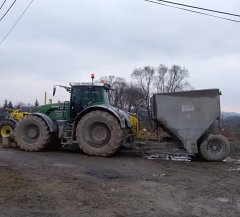 Fendt 936 VARIO i posypywarka cementu. 