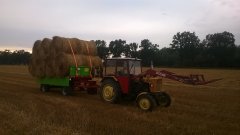 Wożenie belek słomy