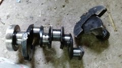 Pękniety wal korbowy MF 255