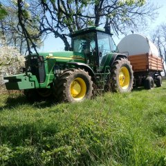 John Deere 8210