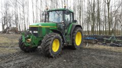 John Deere 6810