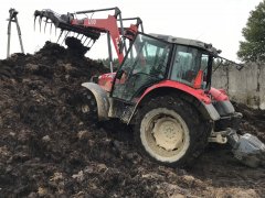 Podgarnianie pryzmy gnoju