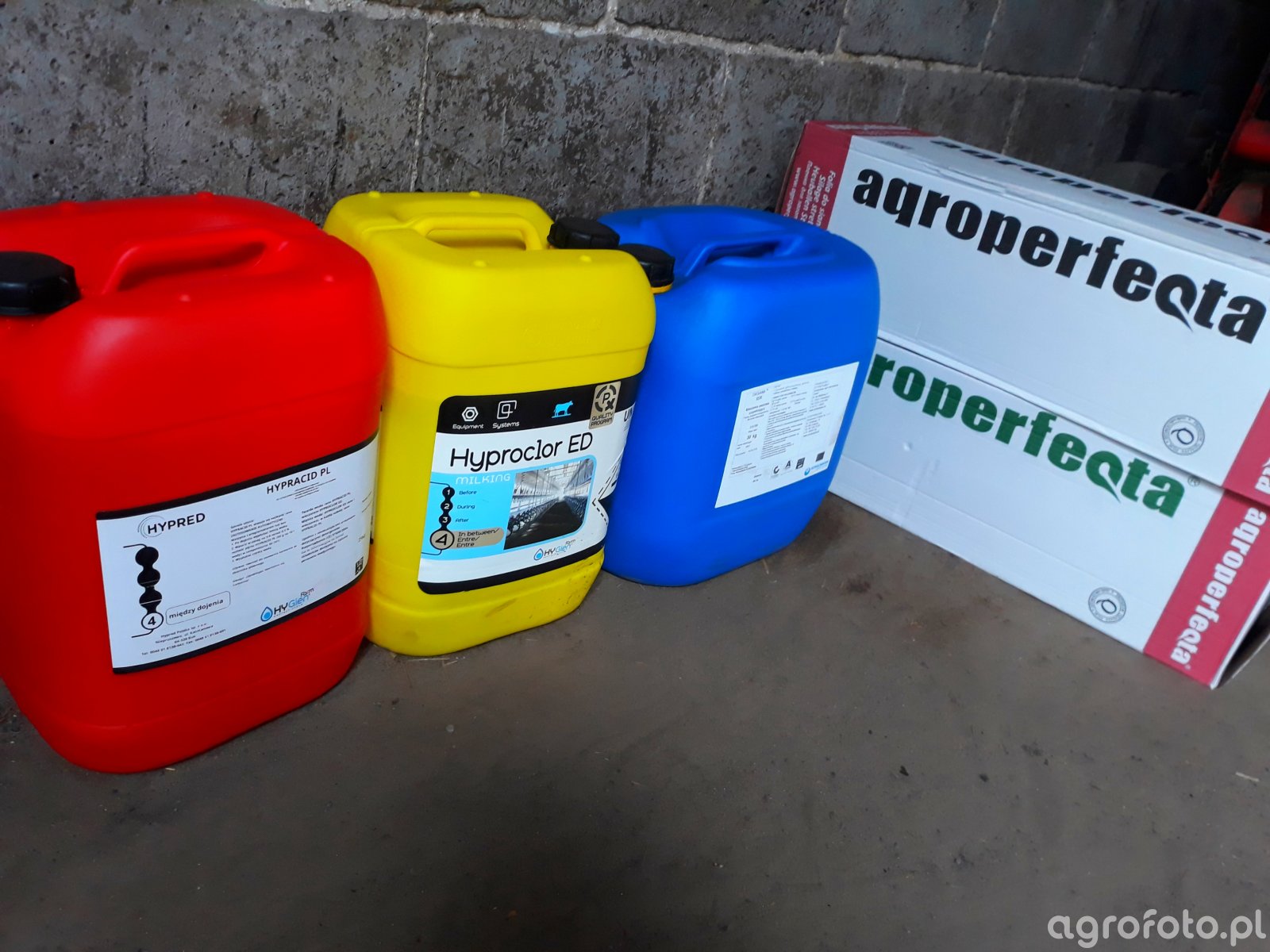 Plyny do dojarki, mieszanka paszowa oraz folia do bel.