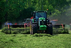 John Deere 6210R + Kuhn Merge Maxx 900