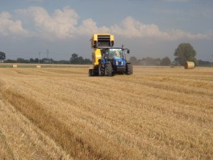 New Holland T5070 + Prasa New Holland BR 7060