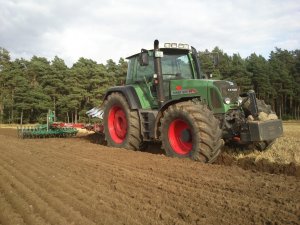 Fendt 820 Vario i Kverneland EG 100 Vario + Packomat 4 skiby