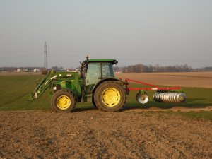 JD 5080R z broną talerzową