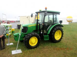 John Deere 5055E