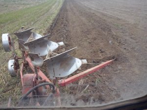 Zawieszana włóka na pługu obracalnym