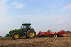 JD 8335 R oraz Vaderstad Carrier