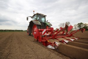 Fendt 724 Vario + Grimme 75-4